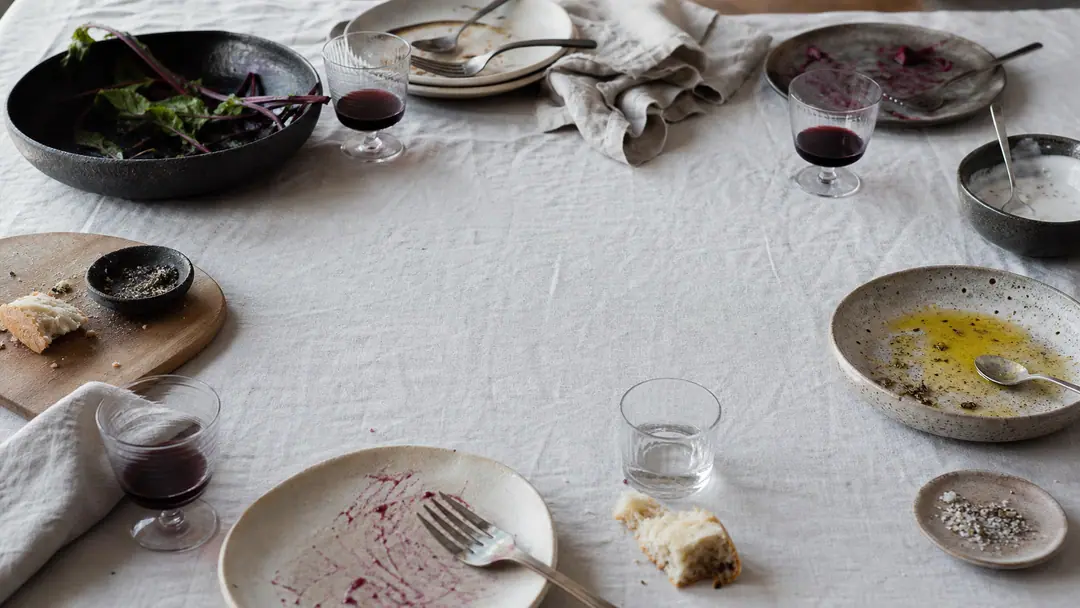 Table dressée avec un carnet et des produits de saison