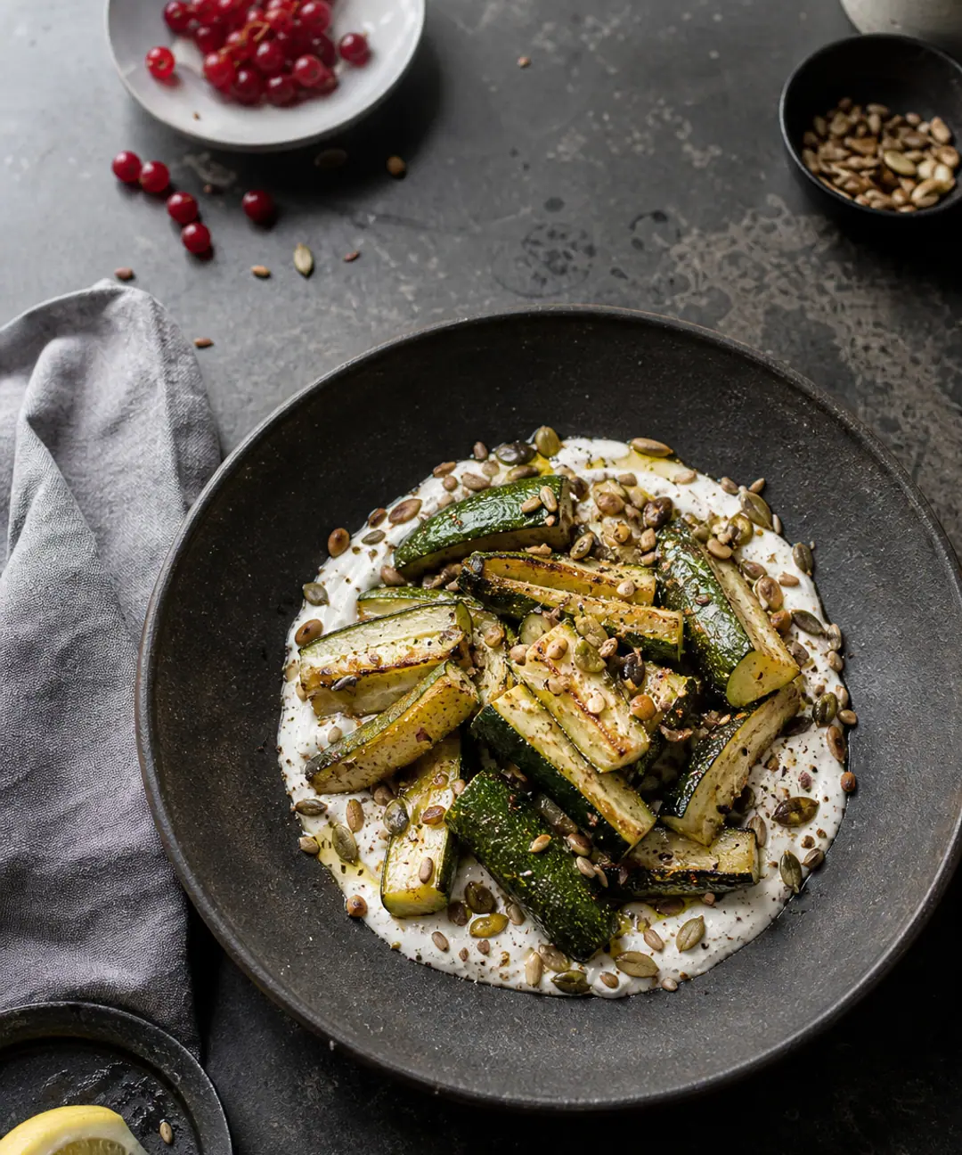 Courgettes rôties dans un plat sombre