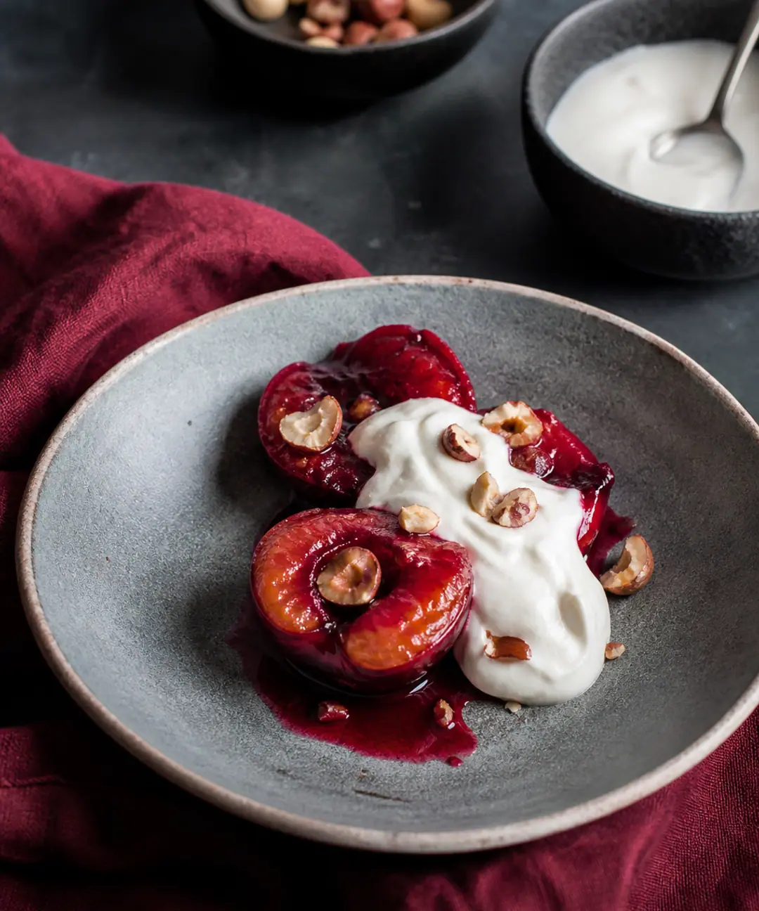 Prunes rôties dans un plat